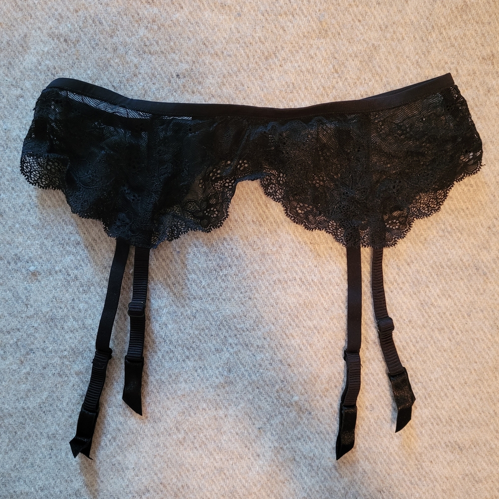 Esprit Black Lace Garter Belt